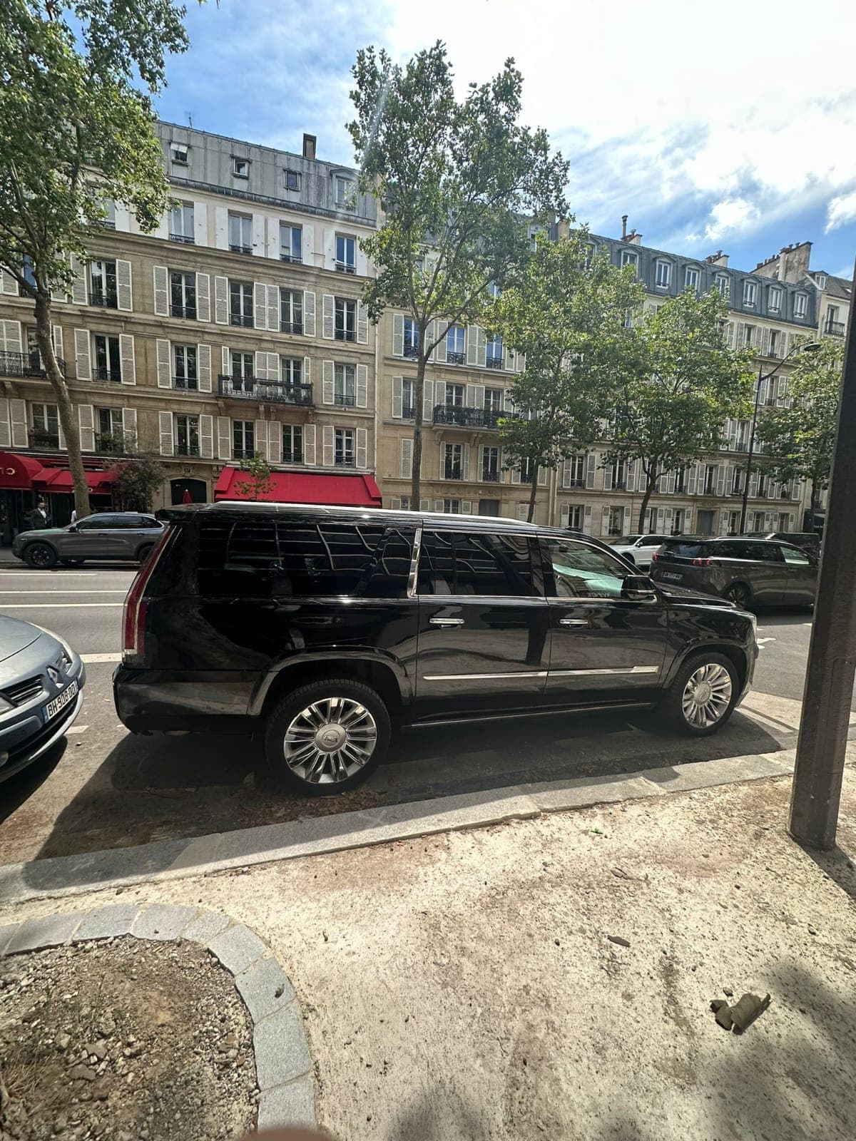 Cadillac Escalade — view 1